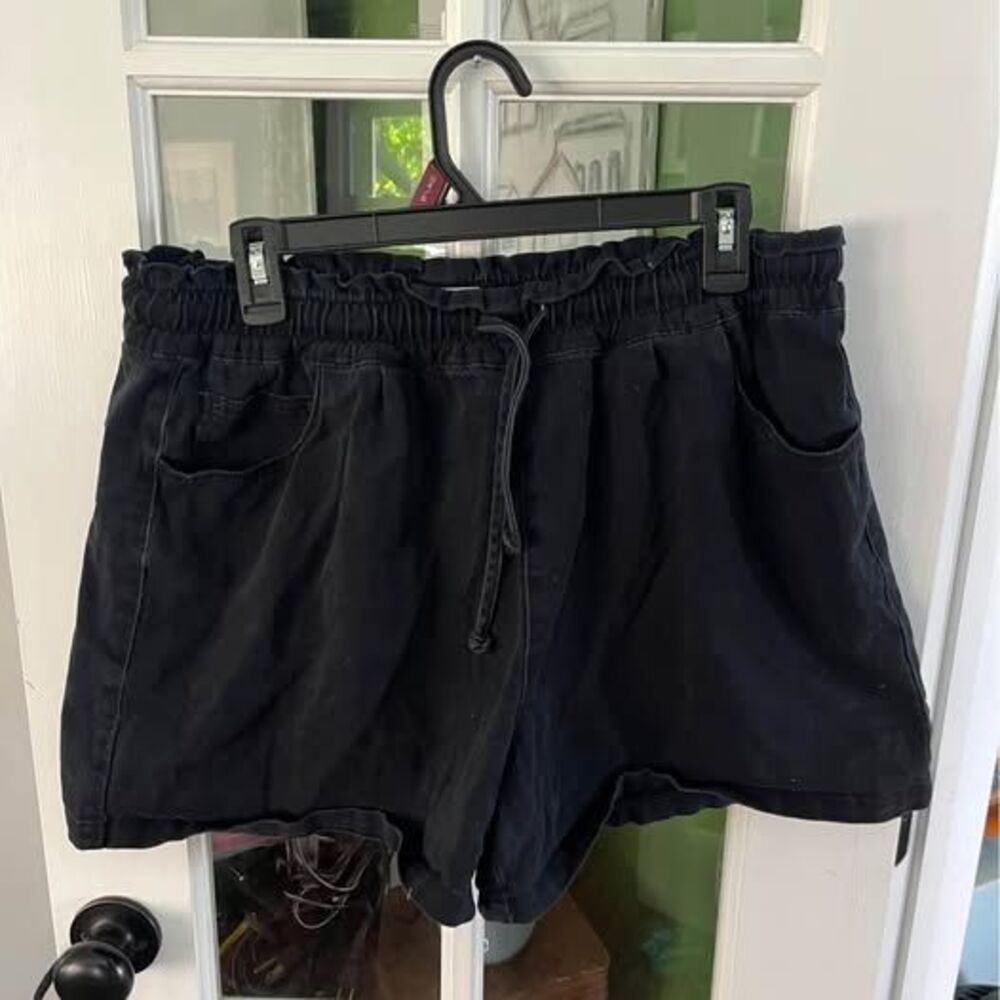 Time and Tru Black Paperbag Waist Shorts L